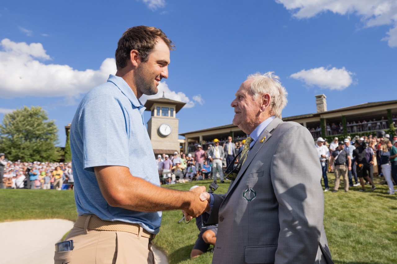 Jack Nicklaus shakes hands with Scottie Scheffler at the Memorial Tournament